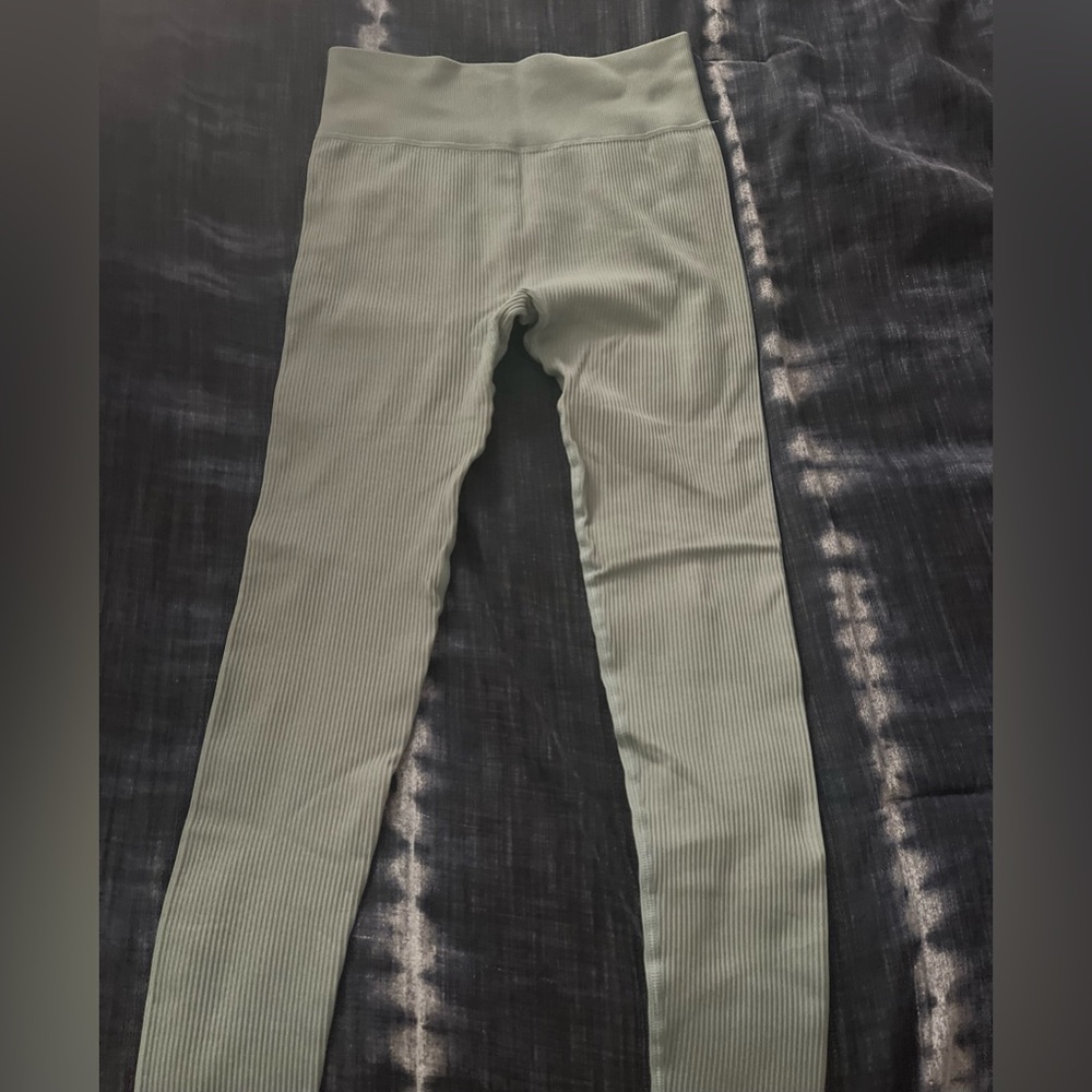 Ribbed leggings in a size small